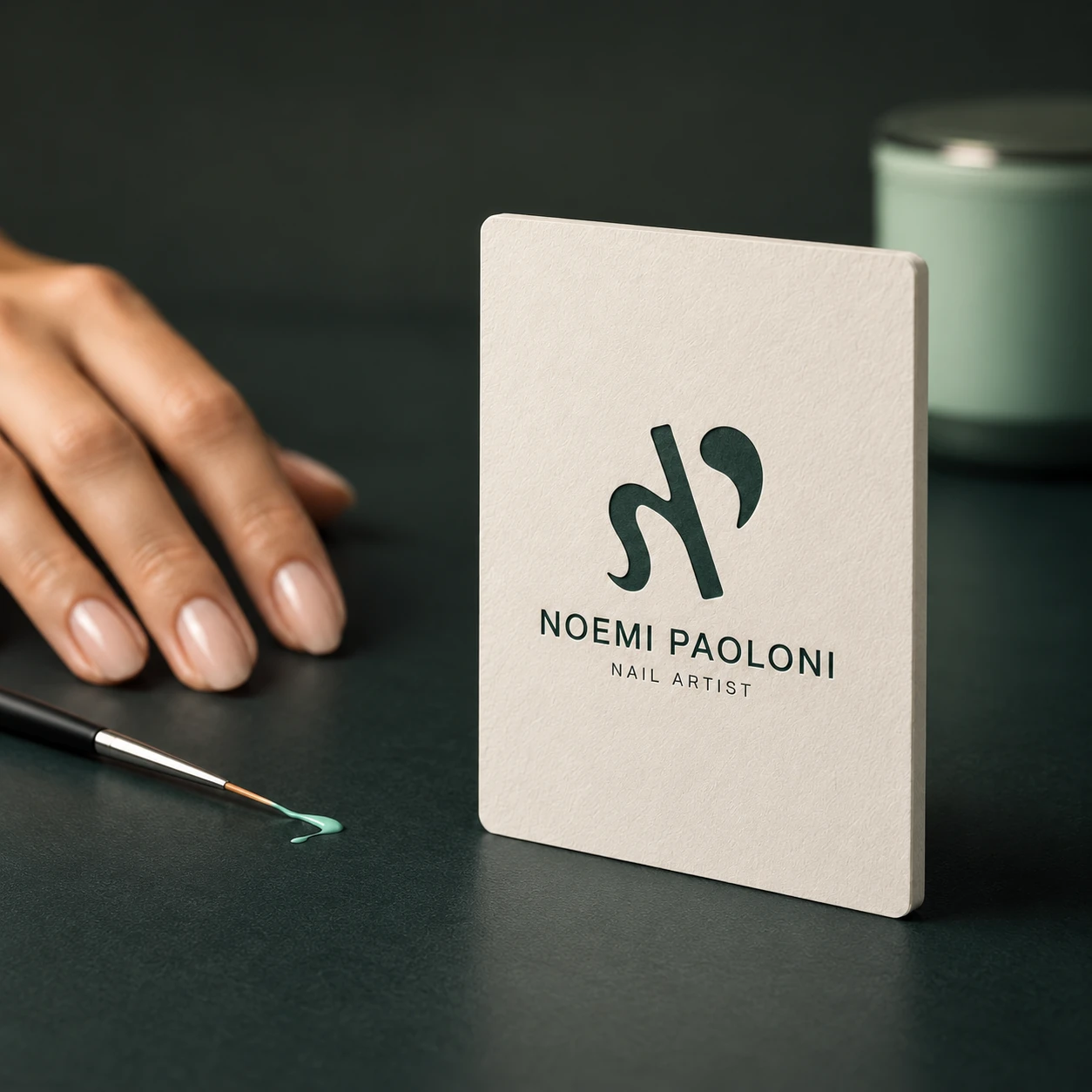 Noemi Paoloni: mockup quadrato del biglietto avorio con logo verde, mano e pennello