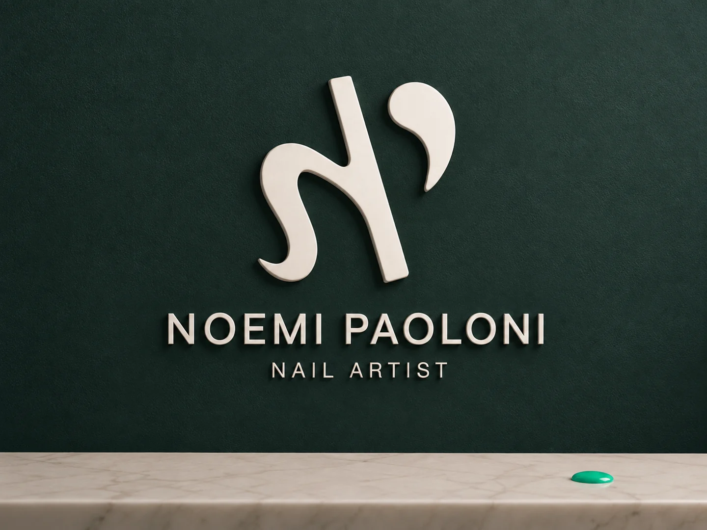 Noemi Paoloni: mockup del marchio su parete verde, formato panoramico