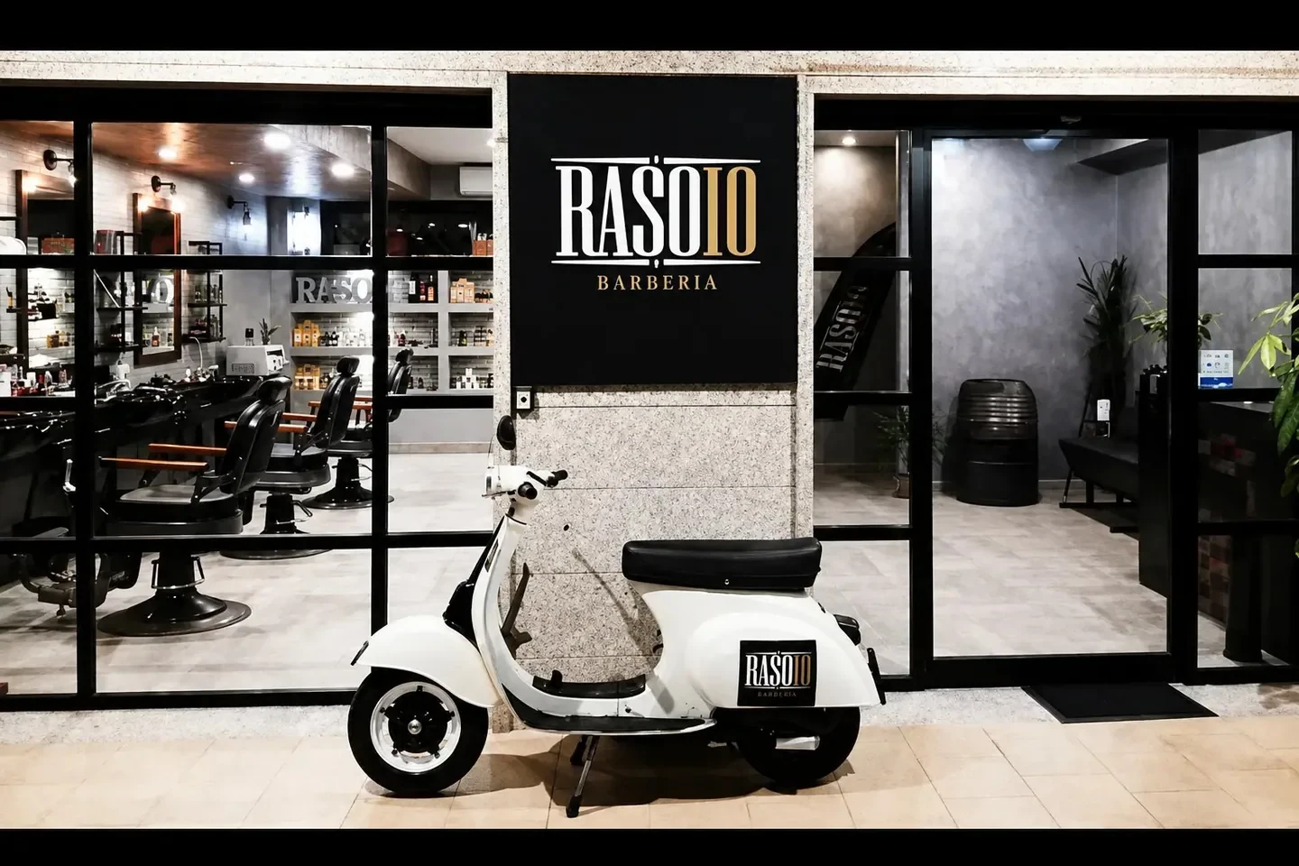 Rasoio Barberia: immagine dell’ingresso con insegna nera tratta dal sito del salone