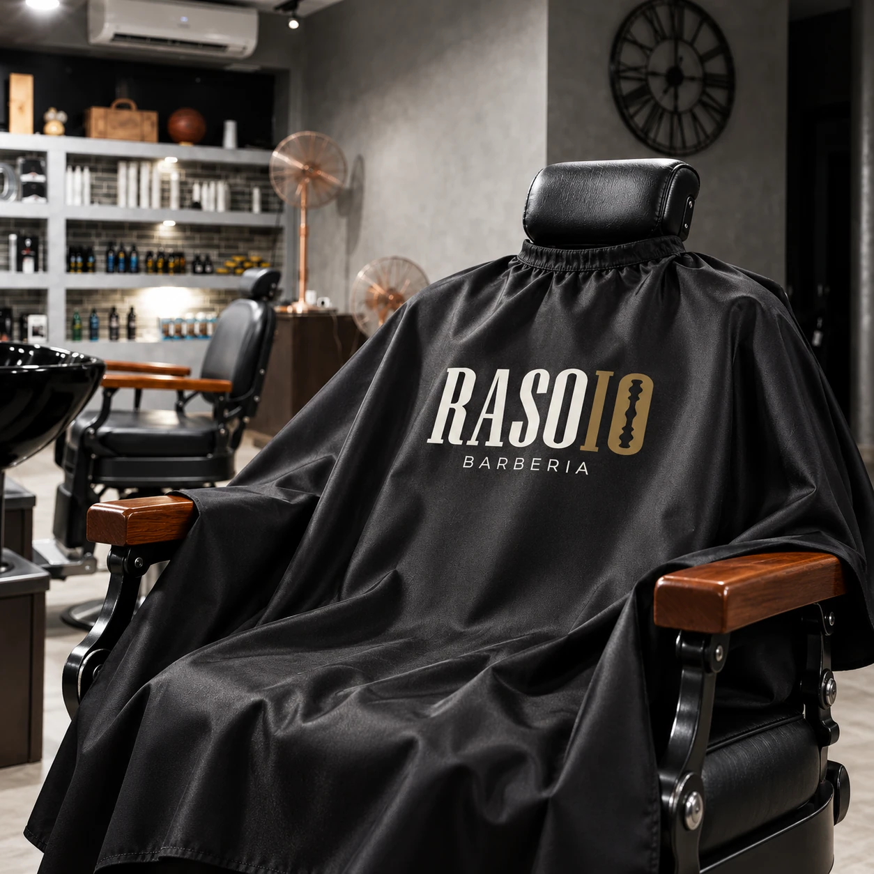 Rasoio Barberia: mockup della mantellina nera con il marchio originale