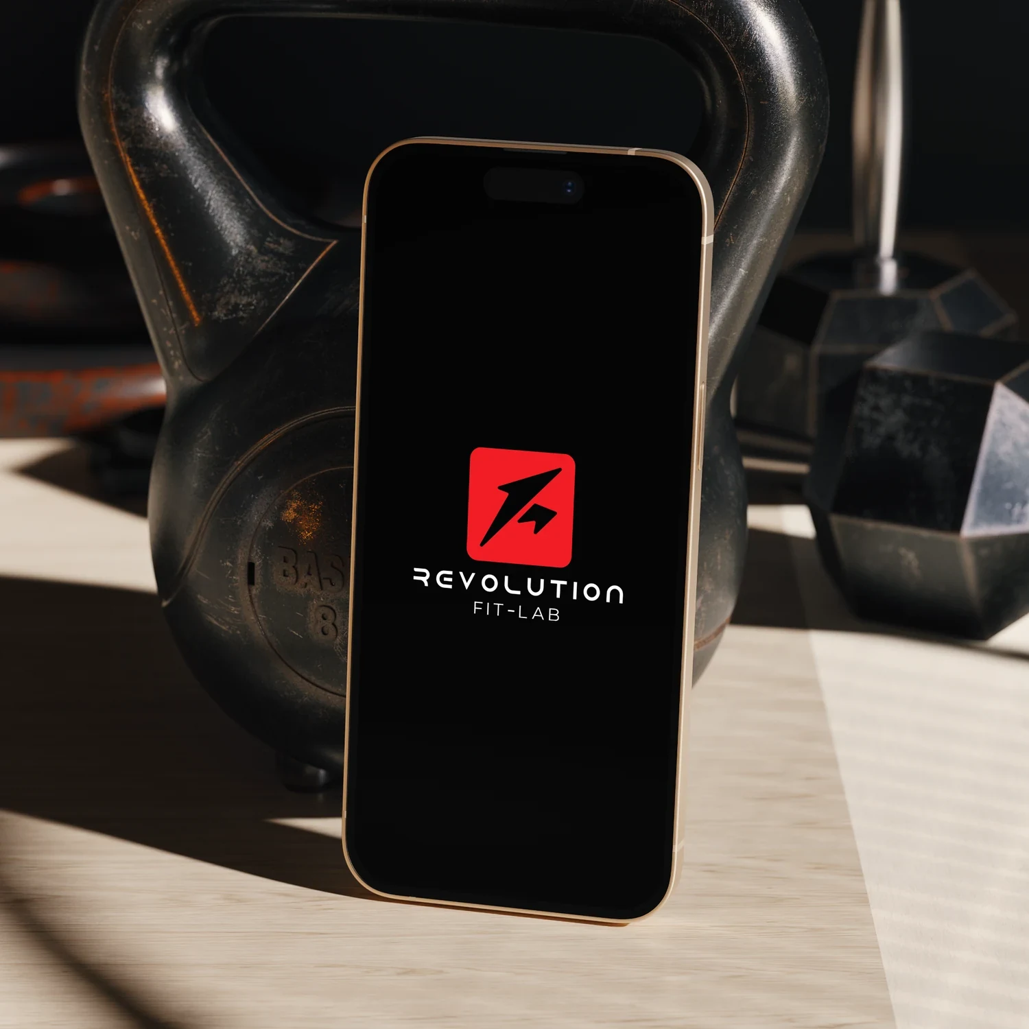 Revolution Fit Lab: applicazione su smartphone accanto a un kettlebell